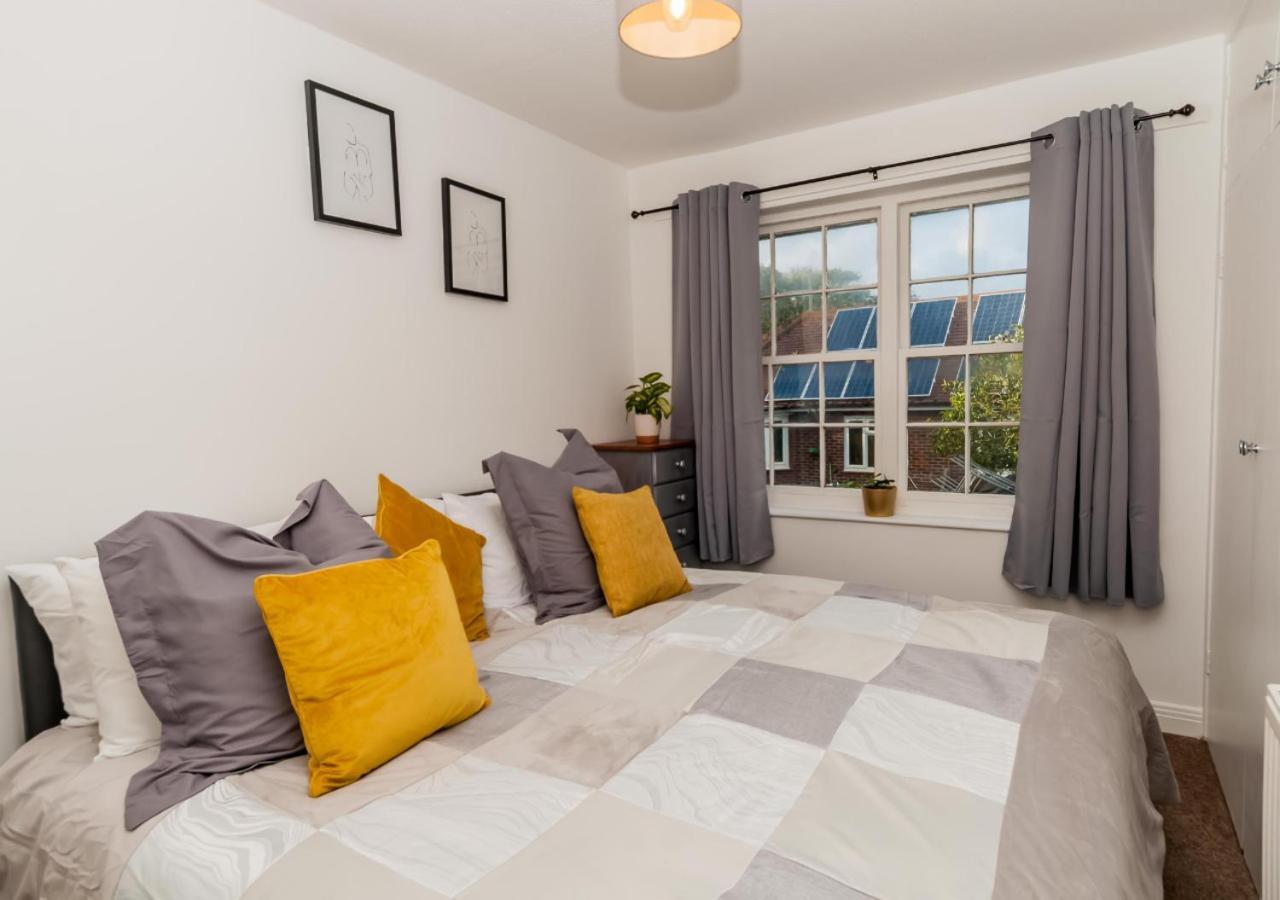 2 Bed Apartment-5 Guests - Business-Relocation-Parking - The Brighton Short Stay & Serviced Apartments ภายนอก รูปภาพ